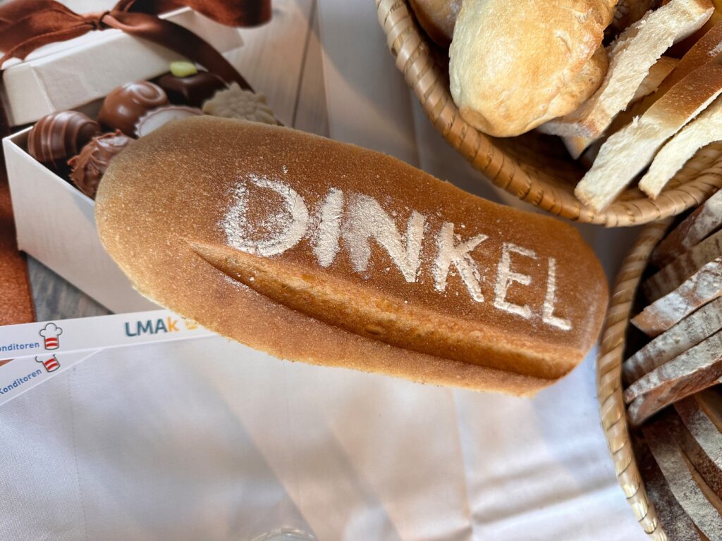 Auch im Wettbewerb gefragt: charakterstarke Sorten wie dieses Dinkelbrot. Der Österreichische Brotwettbewerb 2026 lädt Bäcker:innen ein, ihre Spezialitäten einzureichen und handwerkliche Qualität sichtbar zu machen. Foto: beigestellt