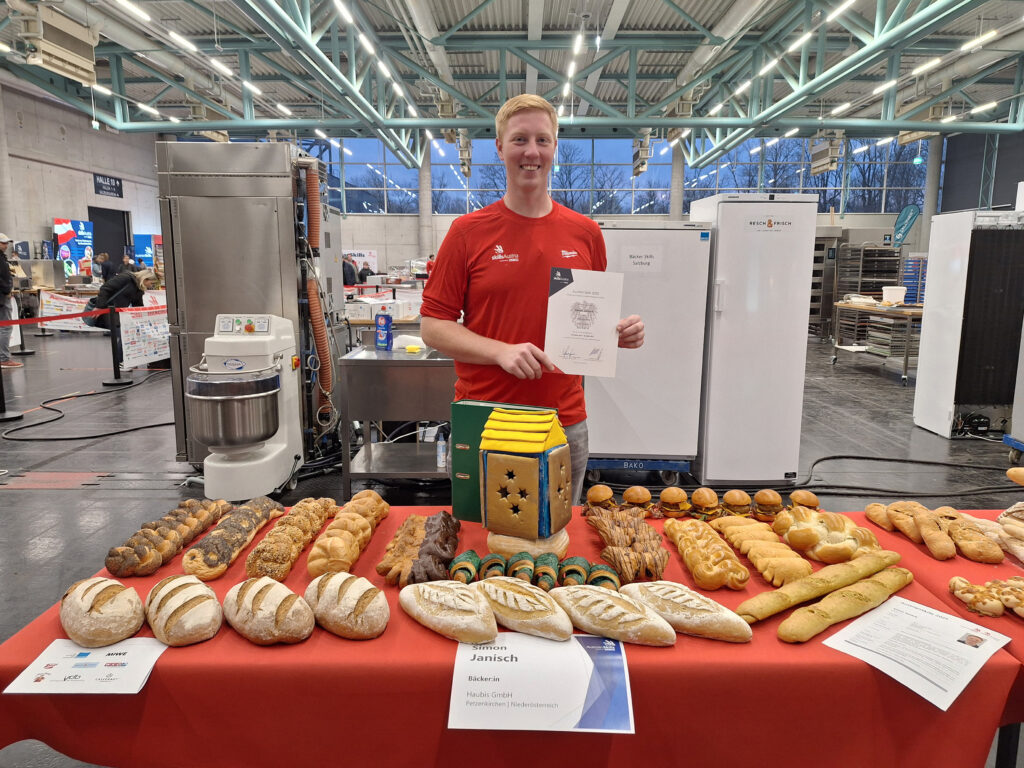 Simon Janisch von Haubis präsentierte ein breites Spektrum an sauber ausgearbeiteten Broten und Gebäcken – und holte sich die verdiente Bronzemedaille. © Skills Austria
