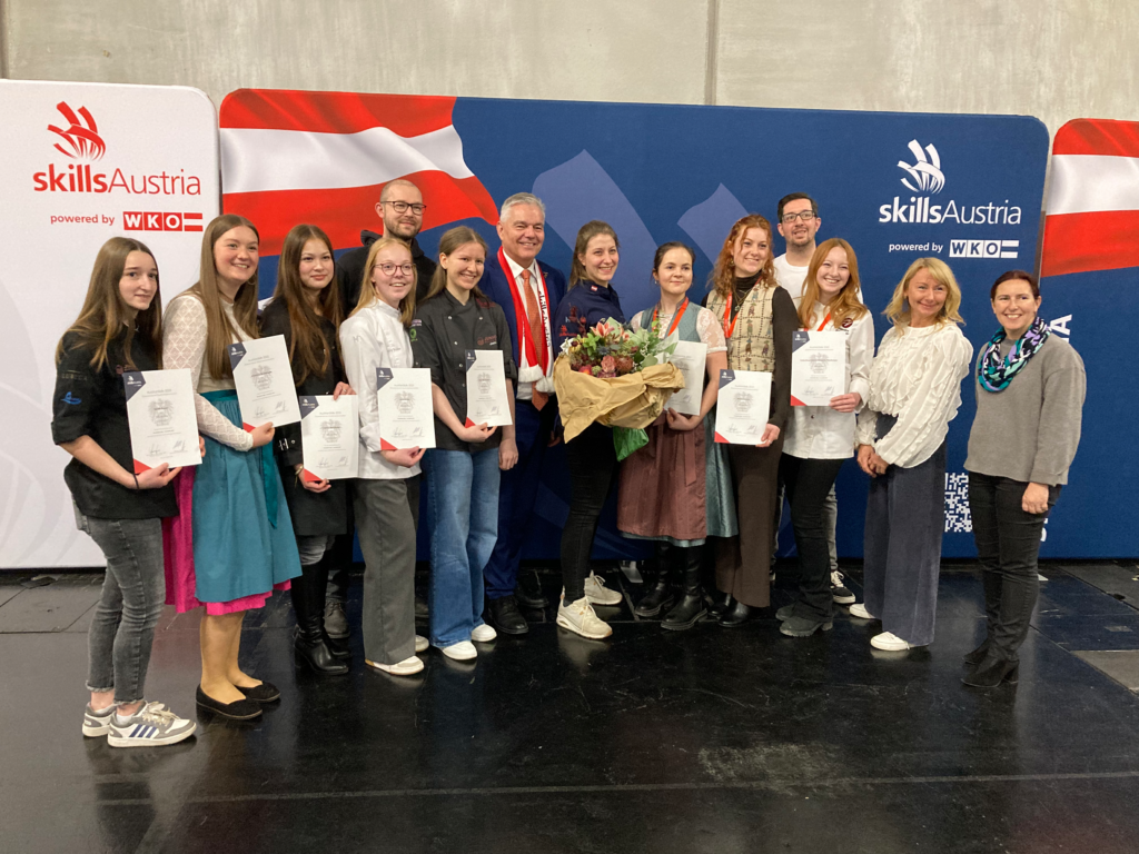 Die acht Nachwuchskonditorinnen mit ihren Auszeichnungen, gemeinsam mit der Jury und Bundesinnungsmeister Leo Jindrak..© Skills Austria