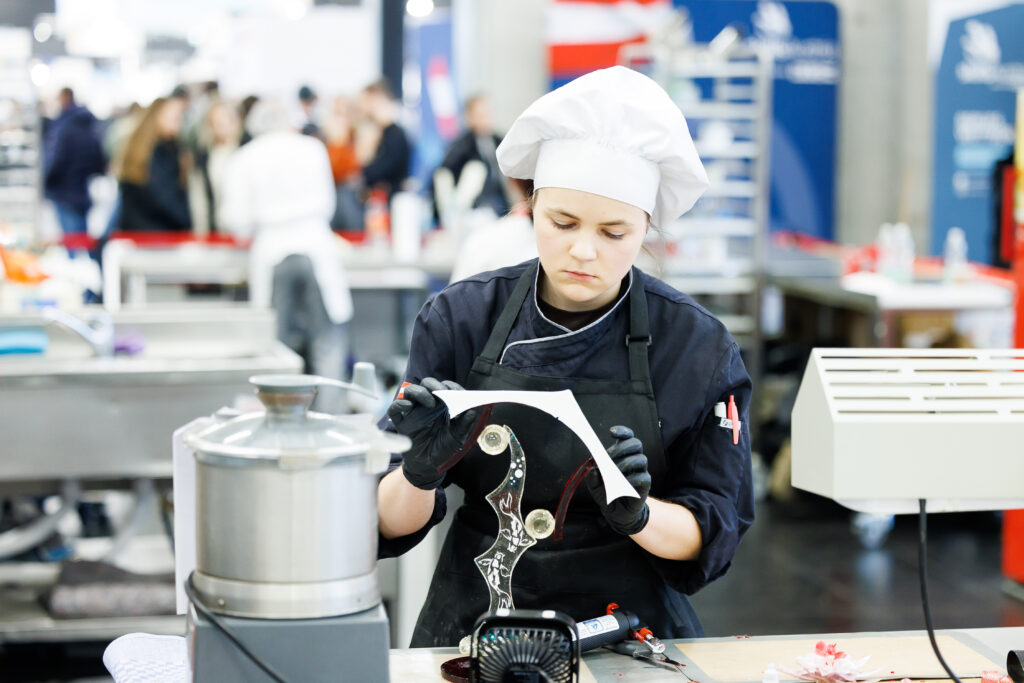 Lara Katharina Mair vom Café Central arbeitete konzentriert an einem ihrer Schaustücke – sie sind sensationell gelungen und brachten ihr den Staatsmeistertitel.© Skills Austria