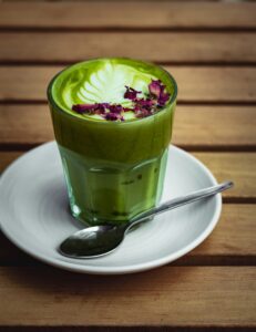 Matcha Latte erlaubt eine klare Premiumpreis-Positionierung und wird von Gästen als Spezialität wahrgenommen – ideal für hohe Einzelpreise bei kleiner Portionsgröße.. © Unsplash / Monika Grabowska