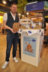 Bio-Brot und -Backwaren in höchster Qualität gab es beim Stand der Bäckerei Mauracher, vertreten durch Philipp Berndl, zu verkosten..© HaRo
