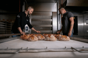 Bäckermeister Matthias Rathmayr (links) und Energieexperte Christian Mühlböck setzen in St. Agatha auf eine energieautarke Backstube. © Beigestellt