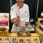Michael Salge hatte einen Auszug aus dem breiten Sortiment an Köstlichkeiten aus seiner AHERZ Bean-to Bar-Manufaktur in Wels dabei. © messewels