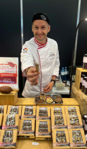 Michael Salge hatte einen Auszug aus dem breiten Sortiment an Köstlichkeiten aus seiner AHERZ Bean-to Bar-Manufaktur in Wels dabei. © messewels