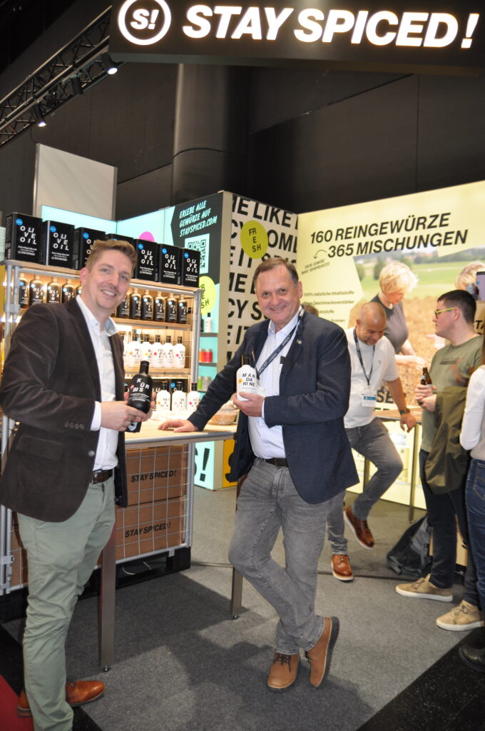 Würze in das Messe-Leben brachte Stay Spiced mit Geschäftsführer Lukas Walchhofer (l.) und Zaltech- Chef Helmut Gstöhl mit ihren zahlreichen Würzkreationen. © HaRo