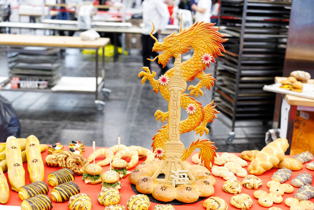 Das Schaustück von Staatsmeisterin Greta Steinhauser ist eine beeindruckende Kreation des Oriental Pearl Towers, umschlungen von einem Drachen – passend zum Thema „Shanghai Legends“. © Skills Austria