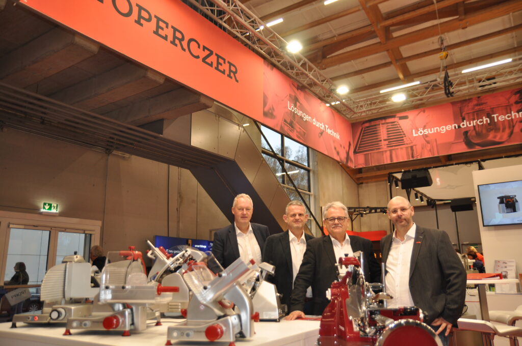 Das Toperczer-Team präsentierte unter anderem neueste Schneidemaschinen für den Kücheneinsatz (v. l.): Gerald Meierhofer, Thomas Farkalits-König, der geschäftsführende Gesellschafter Günter Zapletal und Dietmar Letonia.© HaRo
