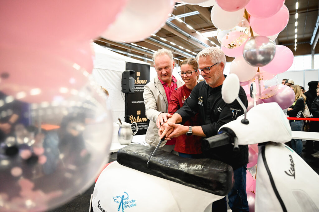 Der Erlös aus dem Verkauf der von Konditormeister Mario Kinberger kreierten Torten- Vespa „GTS – Große Torten Show“ kommt dem Verein Rollende Engel zugute© messewels