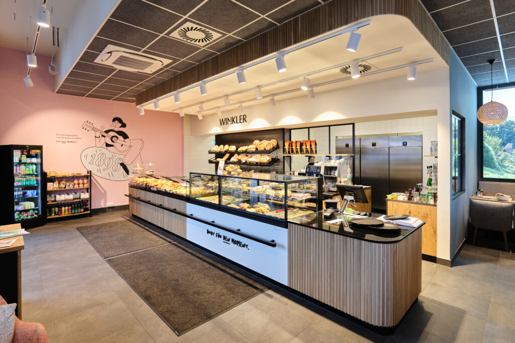 Filiale Steyregg: Heller, offener Auftritt – hier zeigt Winkler, wie modern Regionalität aussehen kann.. © Kapelari Studio