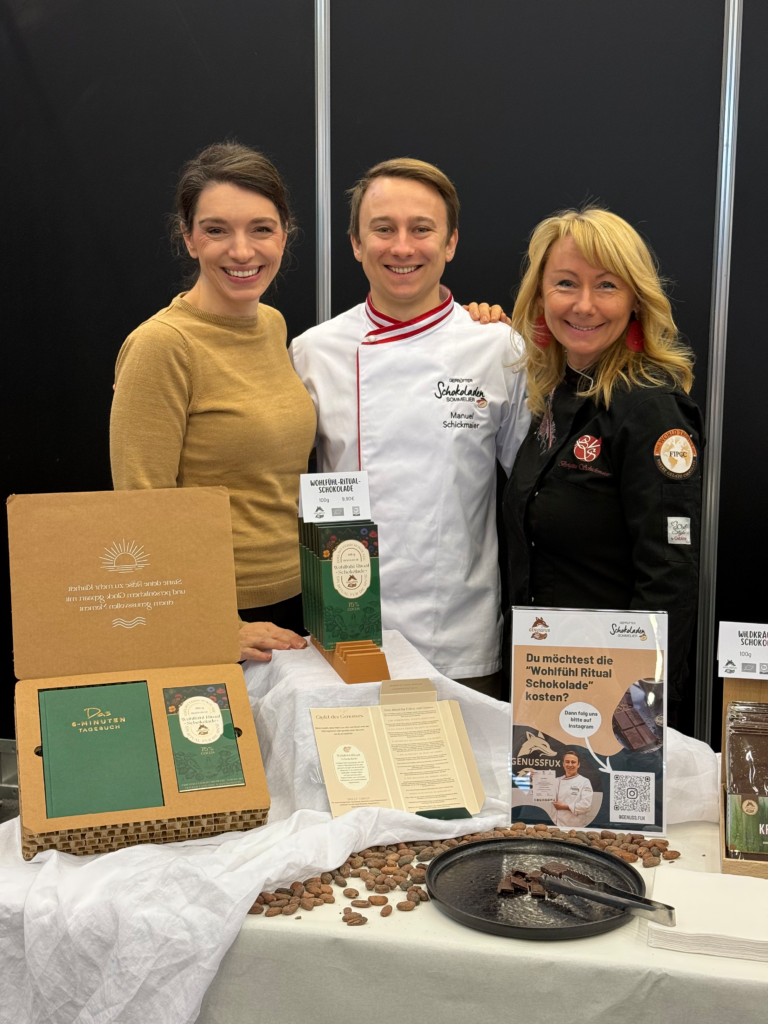 Eveline Wild (l.) und Brigitta Schickmaier rockten die Cake-Stage, Manuel Schickmaier seinen Ausstellungstisch mit seinen köstlichen Schokoladen.© messewels