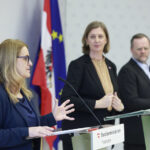Finanzstaatssekretärin Barbara Eibinger-Miedl, Konsumentenschutzstaatssekretärin Ulrike Königsberger-Ludwig und Staatssekretär für Entbürokratisierung Sepp Schellhorn zogen bei einer Pressekonferenz Bilanz über die bisherigen Maßnahmen zur Inflationsbekämpfung und gaben einen Ausblick auf weitere Schritte zur Stabilisierung der Preise, insbesondere im Energie- und Lebensmittelsektor. (c) BKA/Aigner