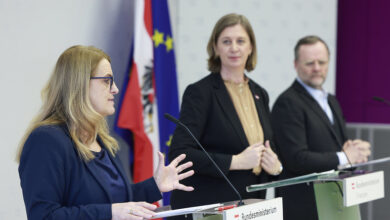 Finanzstaatssekretärin Barbara Eibinger-Miedl, Konsumentenschutzstaatssekretärin Ulrike Königsberger-Ludwig und Staatssekretär für Entbürokratisierung Sepp Schellhorn zogen bei einer Pressekonferenz Bilanz über die bisherigen Maßnahmen zur Inflationsbekämpfung und gaben einen Ausblick auf weitere Schritte zur Stabilisierung der Preise, insbesondere im Energie- und Lebensmittelsektor. (c) BKA/Aigner