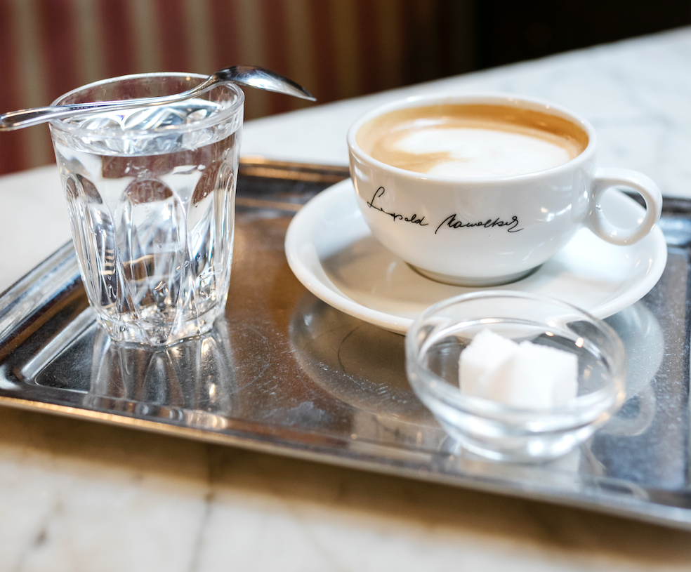 Eine klassische Melange in dem berühmten Café Hawelka. © Österreich Werbung / Harald Eisenberger