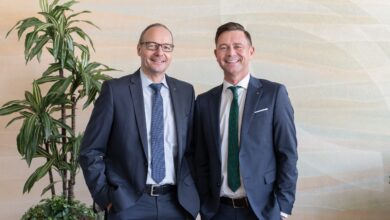 Stefan Janzen, (mit Brille) technischer Geschäftsführer bei Mewa Österreich, mit László Horváth, dem neuen kaufmännischer Geschäftsführer bei Mewa Österreich © Mewa/Tom Poe