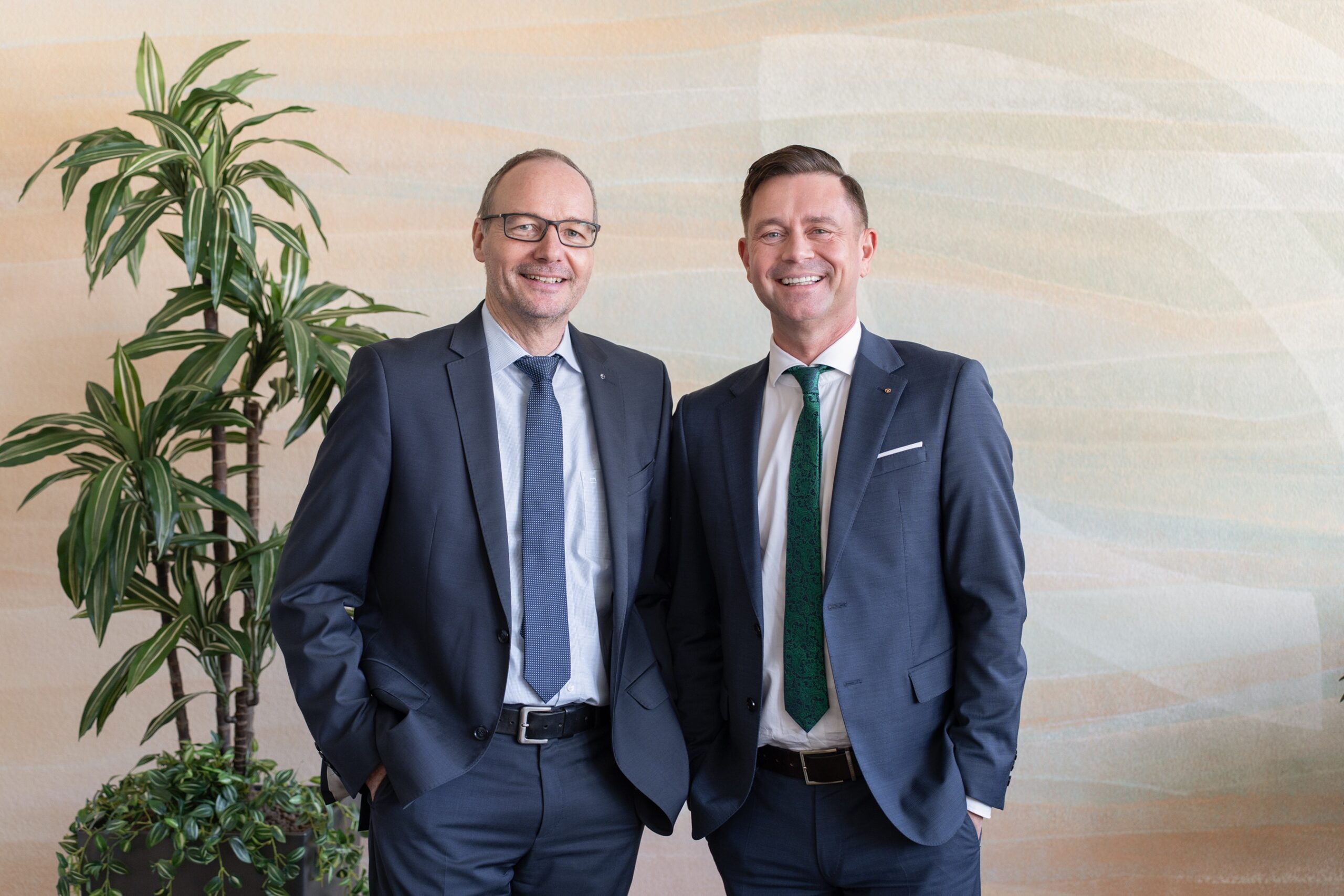 Stefan Janzen, (mit Brille) technischer Geschäftsführer bei Mewa Österreich, mit László Horváth, dem neuen kaufmännischer Geschäftsführer bei Mewa Österreich © Mewa/Tom Poe