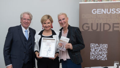 Top-Empfehlung, Kat. Brot & Gebäck: LANGERMÜHLE / LANGERS MÜHLENLADEN Im Bild v.l.n.r.: Willy Lehmann (Herausgeber Genuss Guide), Nicole Langer Andrea Knura (Autorin und Herausgeberin Genuss Guide). © Tanzer