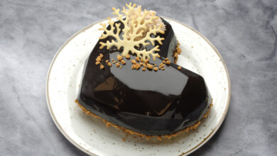 Chocolate Glaze basiert auf belgischer Zartbitterschokolade und Kakaopulver. © Bakels