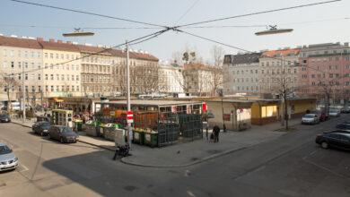 Der Volkertmarkt gilt als Treffpunkt im Grätzl und bietet neben typischen Marktwaren auch Gastronomie, wobei der Fokus auf Nahversorgung und Lebensqualität liegt. © Huberti / open street map