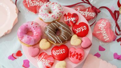 Liebe zum Detail, Herz für das Handwerk: Wenn Glasur von Hand aufgetragen wird, Formen bewusst gewählt sind und jedes Stück ein kleines Unikat bleibt, dann zeigt sich, was echtes Bäcker- und Konditorhandwerk ausmacht. Süße Valentinsgrüße, die nicht nur schmecken, sondern auch Haltung und Sorgfalt transportieren. © Unsplash / Createasea