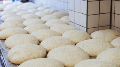 Ein Teig kann trotz reduzierter Proteinvernetzung stabil sein – solange die Gärung und Gasverteilung stimmen. © Unsplash / Geoffroy Delobel