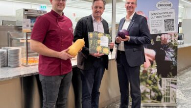 Foto (v.l.): Küchenleiter des LK NÖ-Betriebsrestaurants „Zum Landwirt“ Thomas Rabl, LK NÖ-Präsident Johannes Schmuckenschlager und ja zu nah-Geschäftsführer Waldemar Pöchhacker © ja zu nah GmbH