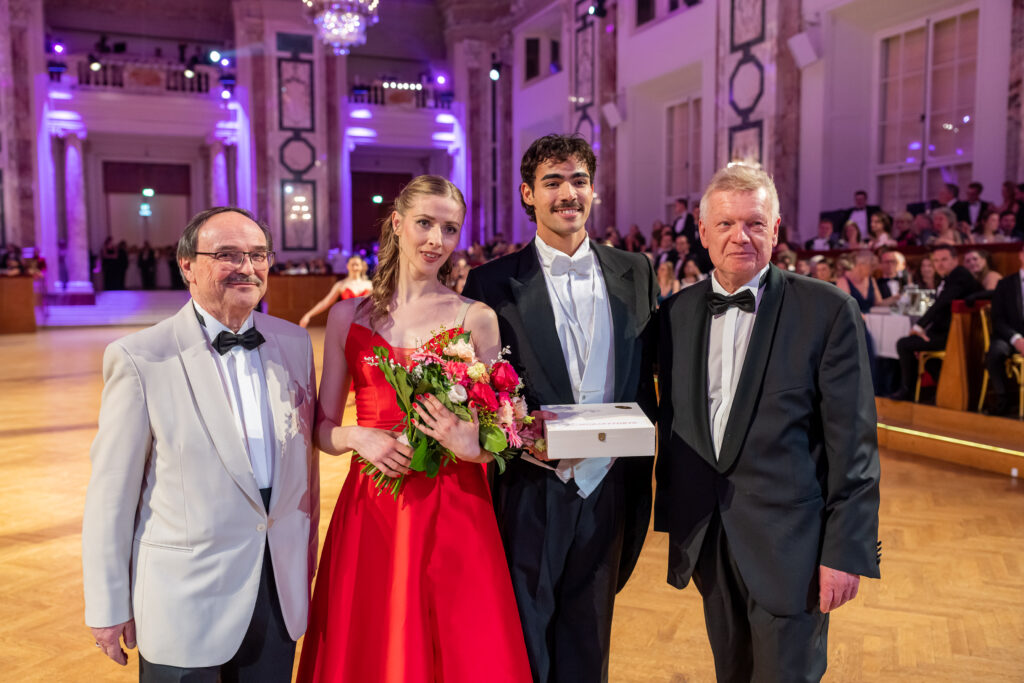 Eine Mozarttorte und einen Blumenstrauß übergaben Obmann KommR Josef Angelmayer und Ballorganisator Dr. Kurt Schebesta an das Solotänzerpaar Olga Esina und Victor Caixeta.© Ripix