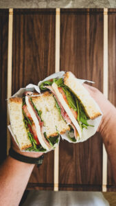 Snacks gehören bei Schreiner’s Bakery zum handwerklichen Alltag. Salat und weitere Zutaten stammen in den Sommern aus dem eigenen Anbau. © Schreiner’s Bakery