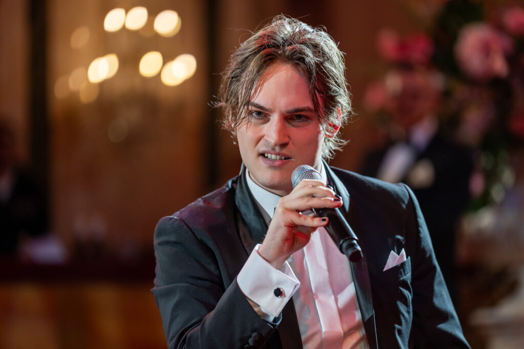 Stargast Moritz Mausser begeisterte mit Songs aus dem Falco-Musical.© Ripix