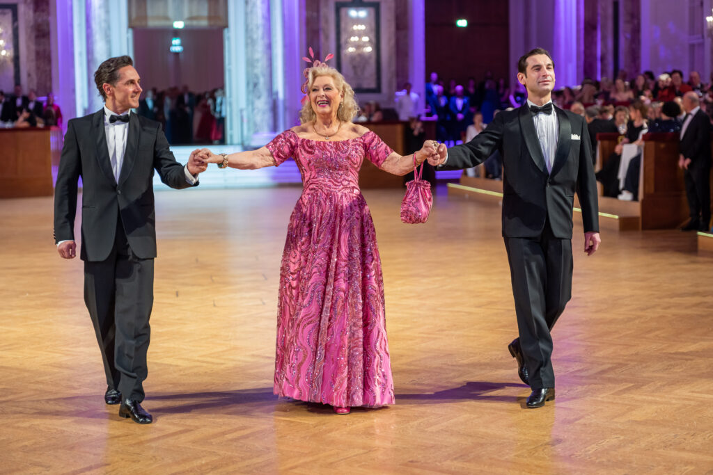 „Ballmutti“ Honorarvizekonsulin Prof. Birgit Sarata beim Einzug der Ehrengäste in Begleitung des Präsidenten der Vereinigung Wiener Staatsopernballett Mihail Sosnovschi (r.).© Ripix