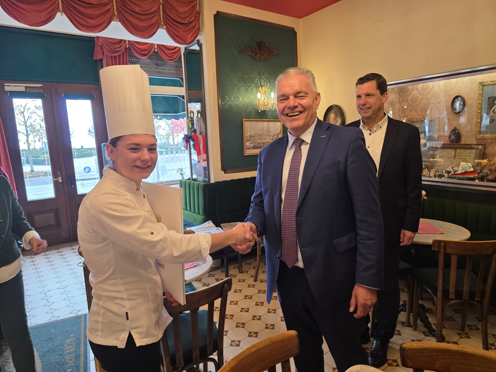 Lisa Schögl erhält ihre Anerkennung für die erfolgreiche Teilnahme an den EuroSkills 2025 von VP BIM LIM-Stv. KommR Leo Jindrak (v.l.n.r.). © Familie Brenner