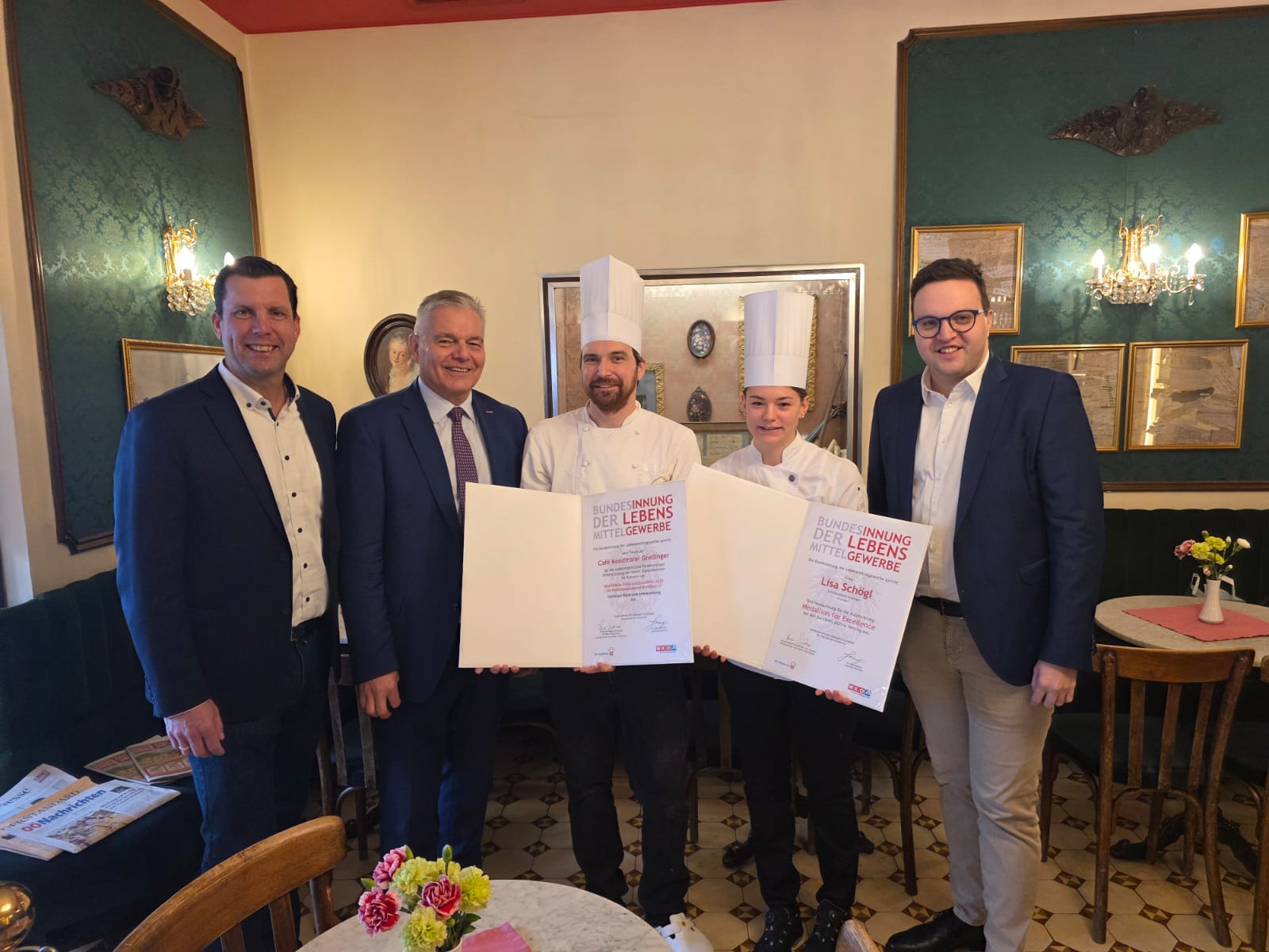 Auszeichnung für Engagement und Nachwuchsarbeit: BGM Mag. Stefan Krapf, VP BIM LIM-Stv. KommR Leo Jindrak, Sebastian Brenner, Lisa Schögl und Leo Jindrak (v.l.n.r.) bei der Urkundenübergabe. © Familie Brenner