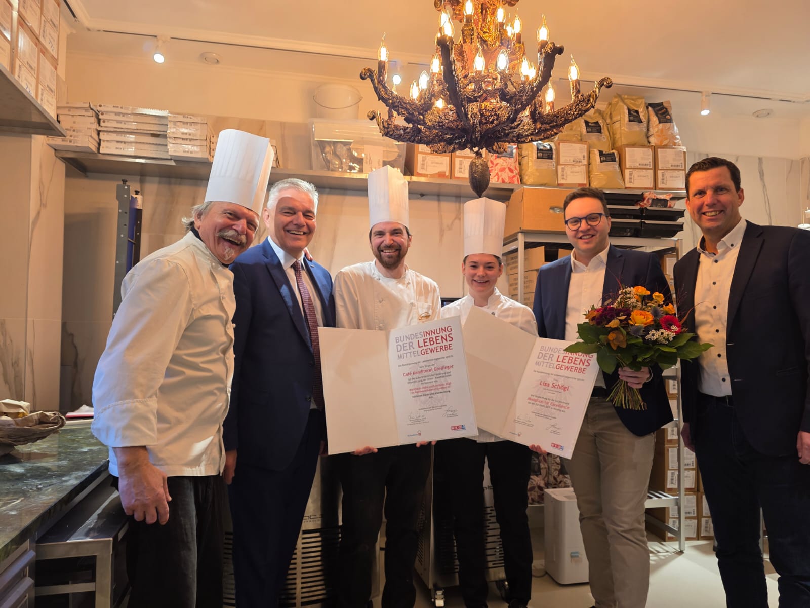 Urkundenübergabe in der Konditorei Grellinger in Gmunden: Wolfgang Brenner, VP BIM LIM-Stv. KommR Leo Jindrak, Sebastian Brenner, Lisa Schögl, Leo Jindrak und BGM Mag. Stefan Krapf (v.l.n.r.). © Familie Brenner