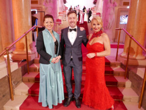 Die Jury hat die Kunstwerke kritisch durchleuchtet und verkostet: Desiree Marie Holjevac, Johannes Warmuth und Brigitta Schickmaier (v. l. n. r.). © Ripix