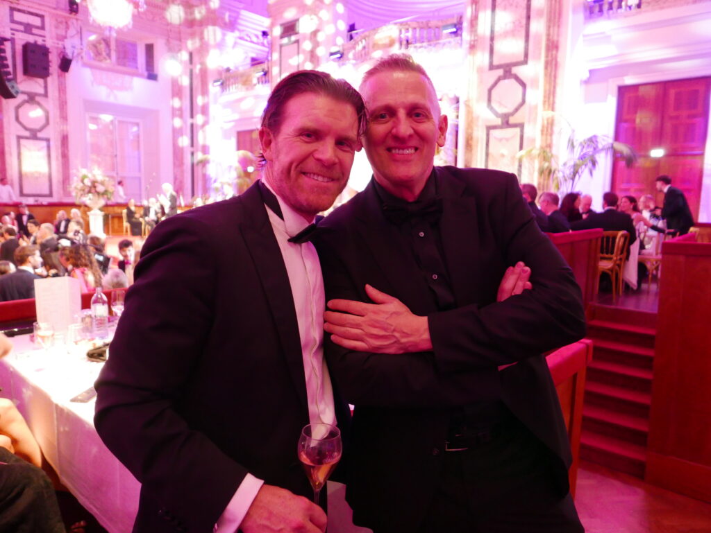 Mario Gold (l.) und Bäckermeister Stefan Szihn nutzten den Ball zum Fachsimpeln. © Ripix