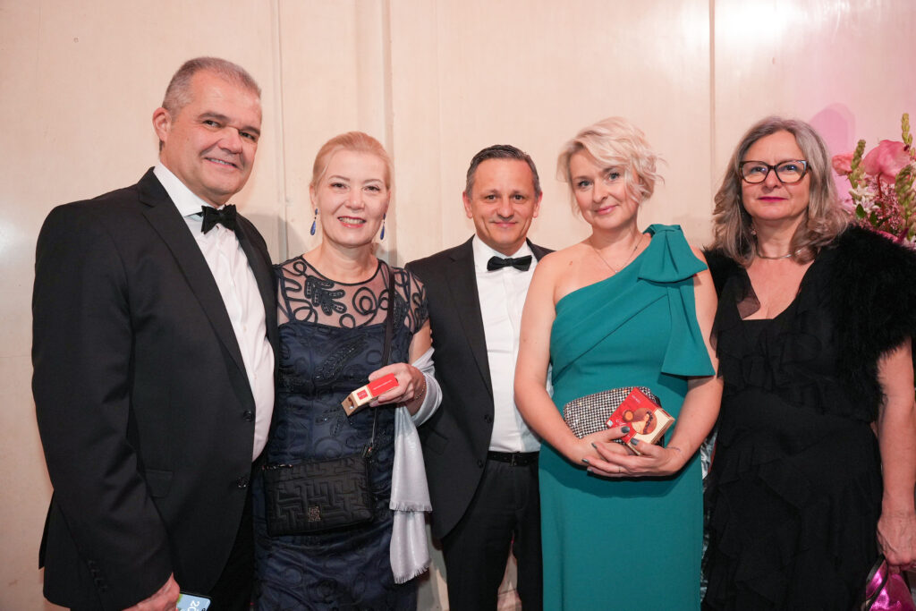 Auch Kuchenpeter-Geschäftsführer Peter Györgyfalvay (li.) nutzte den Ball für Networking, anregende Gespräche und süße Genussmomente. © Ripix