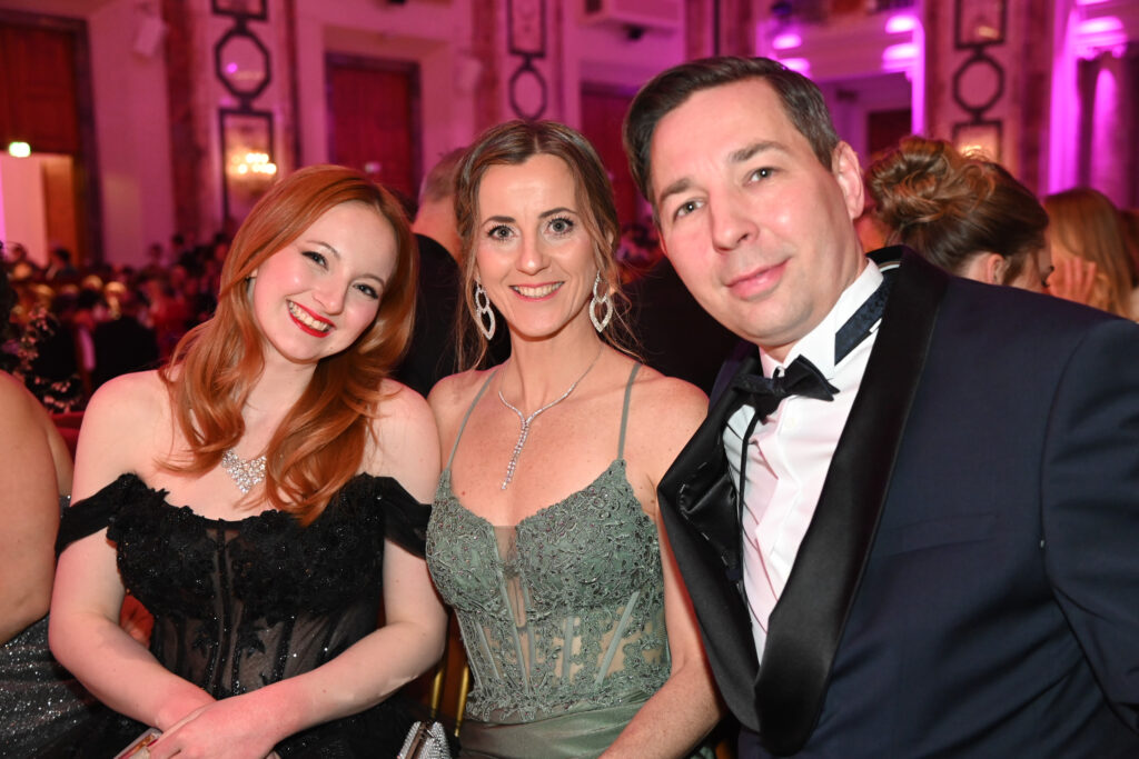 Unsere WorldSkills-Teilnehmerin Valentina Otzelberger (li.) genoss den Ball, auch wenn ihr Schaustück zu Bruch ging und sie am Zuckerbäcker Award diesmal nicht teilnehmen konnte. © Ripix