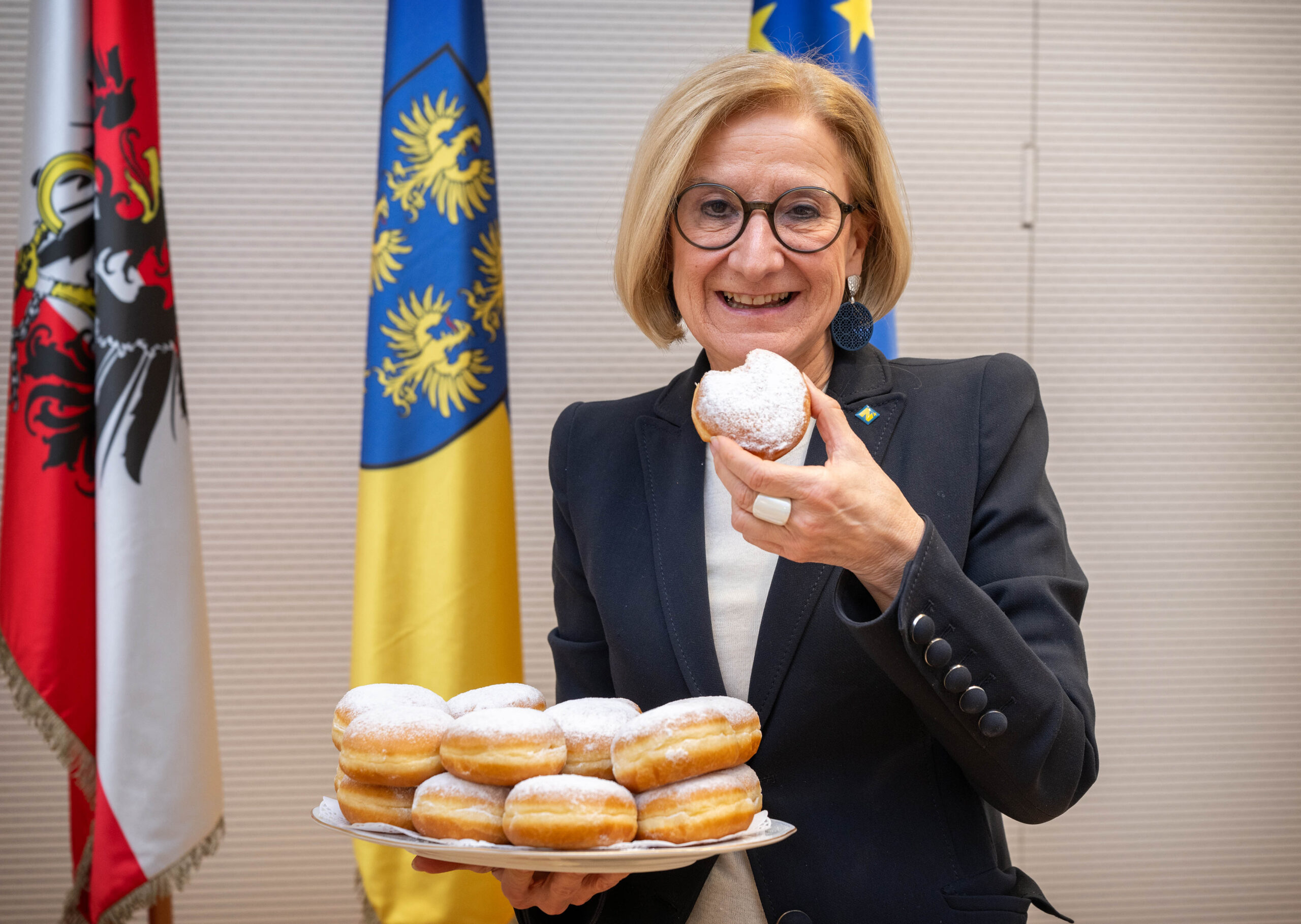 Landeshauptfrau Johanna Mikl-Leitner mit einem Krapfen der Kuchen-Peter Backwaren GmbH - Copyright: NLK Khittl
