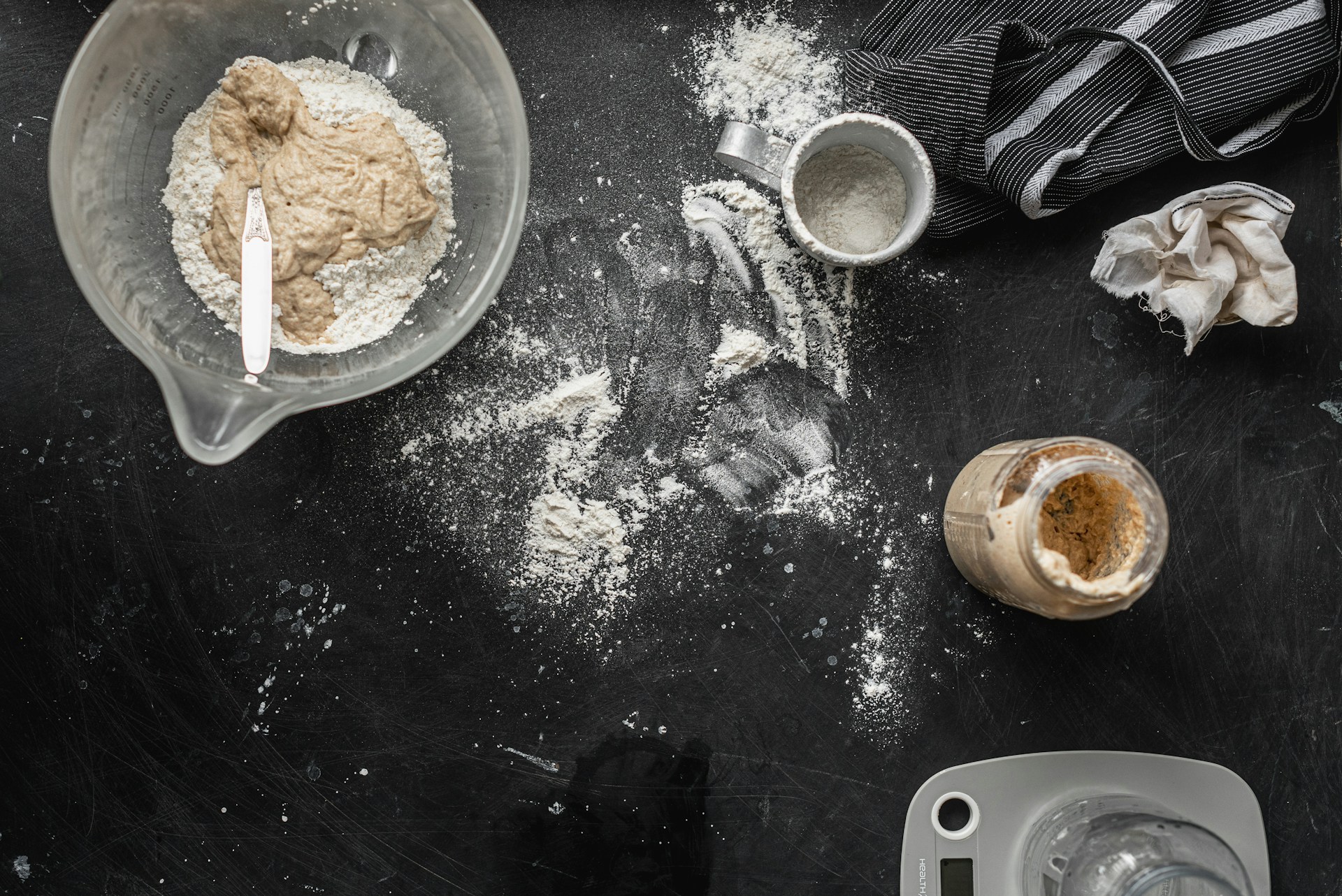 Welches Mehl für den Sauerteigstarter? Die im Starter dominierenden Bakterienstämme prägen die spätere Geschmacksstruktur des Brotes wesentlich mit. Unsplash / Anshu A