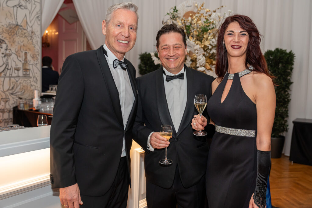 Andreas Heindl (l.) und NÖ-Innungsmeister der Konditoren Christian Heiss mit seiner Vanessa ließen sich den Ball nicht entgehen. Die Damenspende kam auch heuer von der Confiserie Heindl. © Ripix