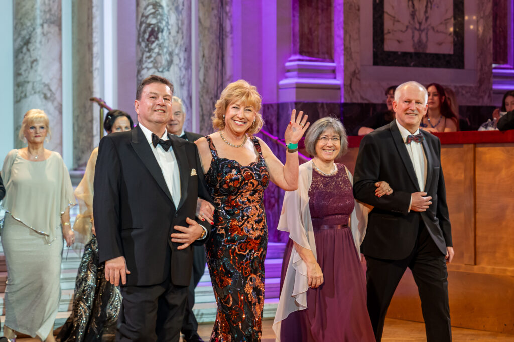 LIM-Stv. Horst Stierschneider (l.) und IM BIM-Stv. Josef Schrott in Begleitung beim Einzug der Ehrengäste. © Ripix