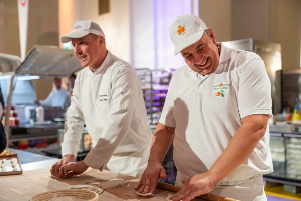 In der Meisterbackstube der Wiener Bäcker wurde frisches Gebäck gebacken – und auch der Spaß kam nicht zu kurz. © Ripix