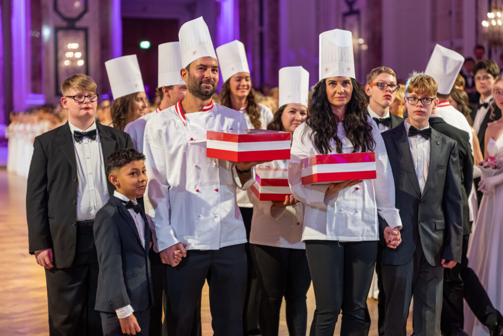 Die Jungkonditoren, begleitet von Kindern der Österreichischen Kinderdörfer, bringen die Torten für die Ehrengäste. © Ripix