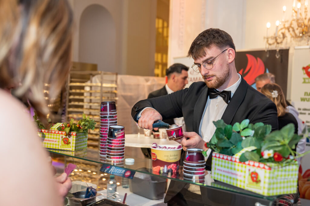 Am Eisstand von Rötzer konnten sich die Ballbesucher eine köstliche Erfrischung gönnen. © Ripix