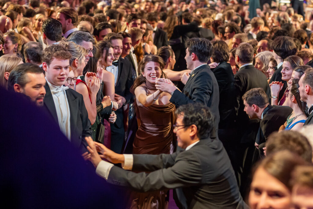 Die Ballbesucher hatten auch auf dem Tanzparkett viel Spaß, besonders die Mitternachtsquadrille ist immer ein Highlight des ZuckerBäckerballs. © Ripix