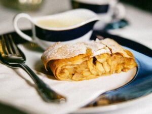 Die Hofzuckerbäckershow am Opernball: Ballgäste können live verfolgen, wie der Strudelteig von Hand ausgezogen, gefüllt und verarbeitet wird. © Gerstner