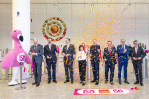 Ribbon Cutting mit Vertretern der Verbände und Koelnmesse Geschäftsführung. v.l.n.r. Gerald Böse (Vorsitzender der Geschäftsführung, Koelnmesse), Bastian Fassin (Vorsitzender, Arbeitskreis Internationale Süßwarenmesse (AISM), Dr. Carsten Bernoth (Hauptgeschäftsführer, Bundesverbands der Dt. Süßwarenindustrie (BDSI)), Prof. Dr. Katharina Riehn (Vizepräsidentin der Deutschen Landwirtschafts-Gesellschaft (DLG)), Carola Herbst (Stellvertretende Geschäftsführerin, Deutsche Landwirtschafts-Gesellschaft (DLG)), Ulrich Zuenelli (Vorsitzender des Aufsichtsrat Sweets Global Network (SG)), Joachim Eckert (Vorstandsvorsitzender, Sweets Global Networks (SG)), Oliver Frese (Geschäftsführer, Koelnmesse), Eingang Süd, Oliver Frese Geschäftsführer, Koelnmesse
