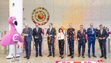 Ribbon Cutting mit Vertretern der Verbände und Koelnmesse Geschäftsführung. v.l.n.r. Gerald Böse (Vorsitzender der Geschäftsführung, Koelnmesse), Bastian Fassin (Vorsitzender, Arbeitskreis Internationale Süßwarenmesse (AISM), Dr. Carsten Bernoth (Hauptgeschäftsführer, Bundesverbands der Dt. Süßwarenindustrie (BDSI)), Prof. Dr. Katharina Riehn (Vizepräsidentin der Deutschen Landwirtschafts-Gesellschaft (DLG)), Carola Herbst (Stellvertretende Geschäftsführerin, Deutsche Landwirtschafts-Gesellschaft (DLG)), Ulrich Zuenelli (Vorsitzender des Aufsichtsrat Sweets Global Network (SG)), Joachim Eckert (Vorstandsvorsitzender, Sweets Global Networks (SG)), Oliver Frese (Geschäftsführer, Koelnmesse), Eingang Süd, Oliver Frese Geschäftsführer, Koelnmesse