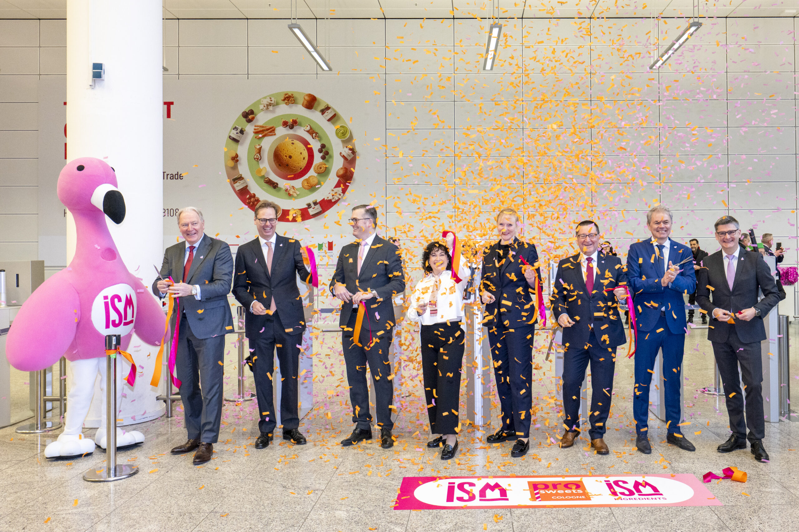 Ribbon Cutting mit Vertretern der Verbände und Koelnmesse Geschäftsführung. v.l.n.r. Gerald Böse (Vorsitzender der Geschäftsführung, Koelnmesse), Bastian Fassin (Vorsitzender, Arbeitskreis Internationale Süßwarenmesse (AISM), Dr. Carsten Bernoth (Hauptgeschäftsführer, Bundesverbands der Dt. Süßwarenindustrie (BDSI)), Prof. Dr. Katharina Riehn (Vizepräsidentin der Deutschen Landwirtschafts-Gesellschaft (DLG)), Carola Herbst (Stellvertretende Geschäftsführerin, Deutsche Landwirtschafts-Gesellschaft (DLG)), Ulrich Zuenelli (Vorsitzender des Aufsichtsrat Sweets Global Network (SG)), Joachim Eckert (Vorstandsvorsitzender, Sweets Global Networks (SG)), Oliver Frese (Geschäftsführer, Koelnmesse), Eingang Süd, Oliver Frese Geschäftsführer, Koelnmesse