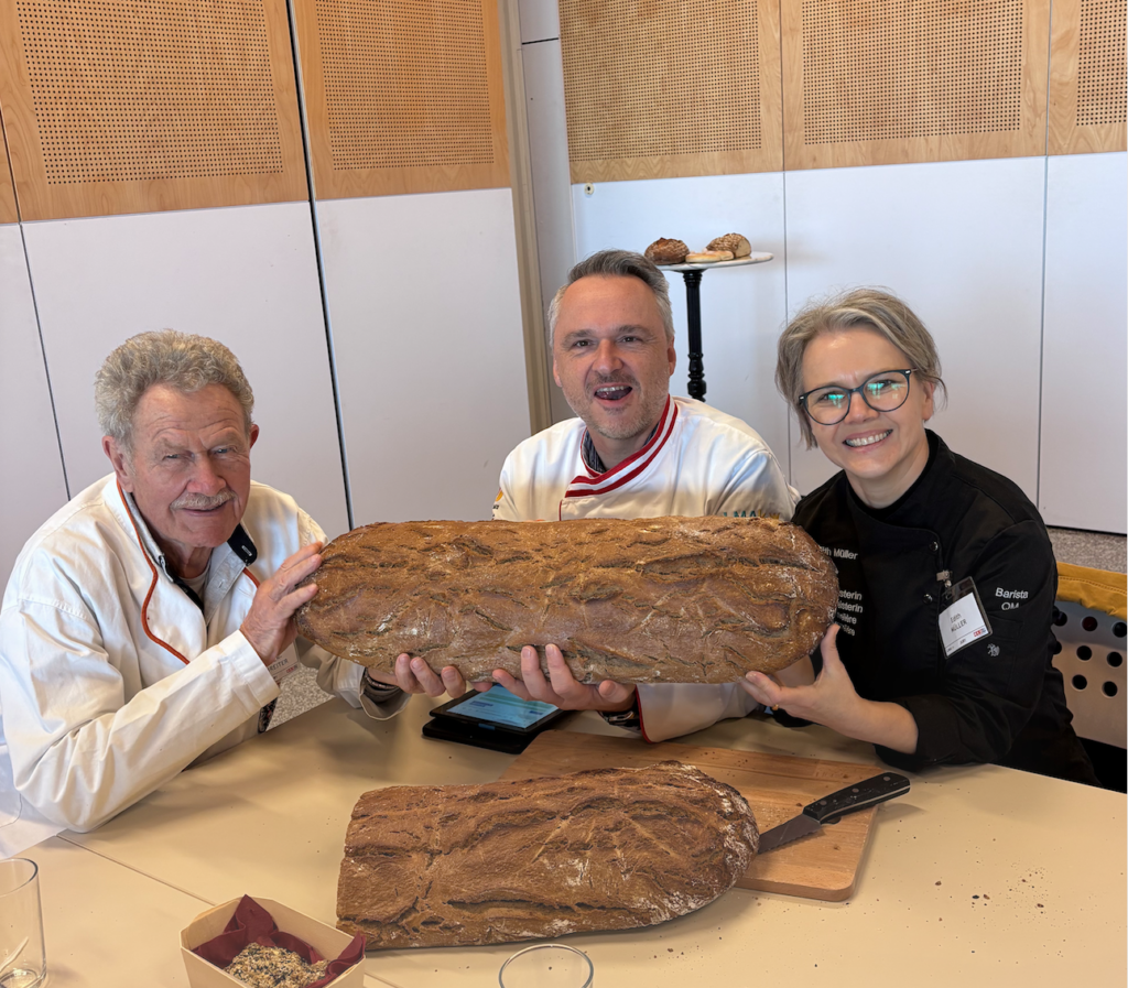 Für Josef Sperrer-Hochreiter, Holger Bartmann und Edith Müller (v. l.) gab es Kleingebäck und wahre Riesenbrote zu bewerten. © LMAk